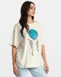 Mujer con camiseta oversize de manga corta RVCA No Bounds blanca derecha