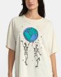 Mujer con camiseta oversize de manga corta RVCA No Bounds blanca estampado