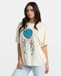 Mujer con camiseta oversize de manga corta RVCA No Bounds blanca izquierda