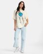Mujer con camiseta oversize de manga corta RVCA No Bounds blanca corte extragrande