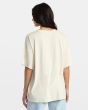 Mujer con camiseta oversize de manga corta RVCA No Bounds blanca posterior