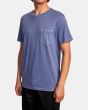 Hombre con camiseta de manga corta con bolsillo RVCA PTC 2 Pigment azul izquierda