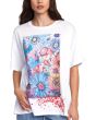 Mujer con camiseta oversize de manga corta RVCA Sage Vaughn Blanca estampado