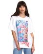 Mujer con camiseta oversize de manga corta RVCA Sage Vaughn Blanca