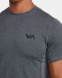 Hombre con Camiseta deportiva de manga corta RVCA VA Sport Vent Gris logo VA