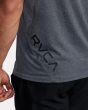Hombre con Camiseta deportiva de manga corta RVCA VA Sport Vent Gris logo marca