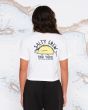 Mujer con camiseta cropped de manga corta Salty Crew Baja Fresh Skimmer blanca posterior