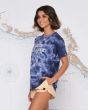 Mujer con camiseta de manga corta Salty Crew Stay Glassy Boyfriend azul marino tie dye lateral