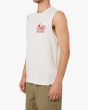 Hombre con camiseta sin mangas Deus Ex Machina Calico Muscle blanca lateral