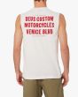 Hombre con camiseta sin mangas Deus Ex Machina Calico Muscle blanca espalda 