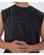 Hombre con con camiseta sin mangas Hurley x Travis Barker Live Fast Muscle Negra detalle frontal