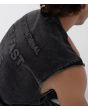Hombre con con camiseta sin mangas Hurley x Travis Barker Live Fast Muscle Negra detalle espalda