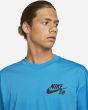 Hombre con Camiseta de Skate Nike SB Logo Laser Blue azul logotipo
