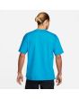 Hombre con Camiseta de Skate Nike SB Logo Laser Blue azul posterior