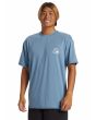 Hombre con camiseta de protección solar Quiksilver DNA Surf Azul lateral