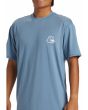 Hombre con camiseta de protección solar Quiksilver DNA Surf Azul logo