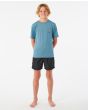 Niño con camiseta técnica de manga corta Rip Curl Tube Heads azul con protección solar UPF 50 frontal