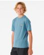 Niño con camiseta técnica de manga corta Rip Curl Tube Heads azul con protección solar UPF 50 lateral