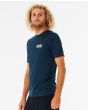 Hombre con Camiseta técnica de protección solar con manga corta Rip Curl Soul Arch UV azul marino lateral