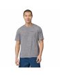 Hombre con Camiseta técnica de manga corta Patagonia Men's Capilene Cool Daily Graphic Waters Boardshort Logo Abalone Blue Feather Grey frontal