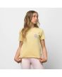 Niña con Camiseta Vans Radically Happy Crew amarilla frontal