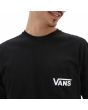 Hombre con camiseta de manga corta con bolsillo Vans Style 76 Back Negra con logo blanco logo