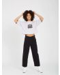 Mujer con camiseta cropped de manga corta Volcom Drumstone lavanda corte