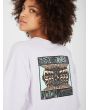 Mujer con camiseta cropped de manga corta Volcom Drumstone lavanda estampado espalda