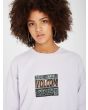 Mujer con camiseta cropped de manga corta Volcom Drumstone lavanda estampado pecho
