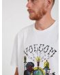 Hombre con camiseta orgánica de manga corta Volcom Elzo Durt 2 blanca serigrafía
