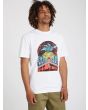 Hombre con camiseta de manga corta Volcom Elzo Durt Featured Artist blanca estampado