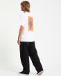 Hombre con Camiseta de manga corta Volcom Psychback blanca serigrafía psicodélica espalda