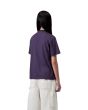Mujer con camiseta Carhartt WIP Script Embroidery morada con logo bordado en beige posterior