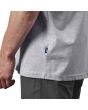 Hombre con camiseta de manga corta Yeti Logo Badge Premium C&S gris y azul marino etiqueta