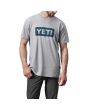 Hombre con camiseta de manga corta Yeti Logo Badge Premium C&S gris y azul marino