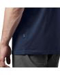 Hombre con Camiseta de manga corta Yeti Premium Logo Badge C&S azul marino y blanco etiqueta