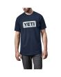Hombre con Camiseta de manga corta Yeti Premium Logo Badge C&S azul marino y blanco