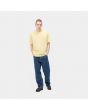 Hombre con camiseta de manga corta Carhartt WIP Script Embroidery amarilla frontal