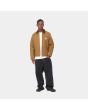 Hombre con chaqueta Carhartt WIP Detroit Jacket Marrón abierta