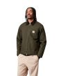 Hombre con chaqueta de invierno Carhartt WIP Detroit Jacket Verde Oliva y Negra cerrada