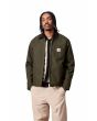 Hombre con chaqueta de invierno Carhartt WIP Detroit Jacket Verde Oliva y Negra
