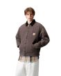 Hombre con chaqueta workwear Carhartt WIP OG Detroit Jacket Tobacco-Black (Stone Canvas) bolsillos