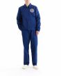 Hombre con chaqueta Deus Marnus Team Jacket Estate Blue ajuste relajado