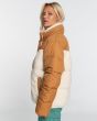 Mujer con Cazadora acolchada Billabong January Sherpa Camel lateral