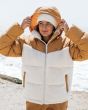 Mujer con Cazadora acolchada Billabong January Sherpa Camel lifestyle