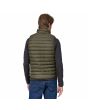 Hombre con chaleco acolchado impermeable Patagonia Down Sweater Vest Basin Green posterior