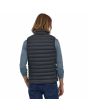 Hombre con chaleco acolchado impermeable Patagonia Down Sweater Vest Negro posterior
