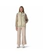 Mujer con chaleco de forro polar Patagonia Retro Pile Natural-Verde regular fit