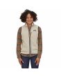 Mujer con chaleco de forro polar Patagonia Retro Pile Vest Pelican