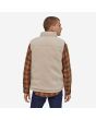 Hombre con Chaleco reversible Patagonia Bivy Down Vest Classic Tan reverso polar posterior